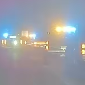 Vision depuis la caméra de l'Autopilot d'une Tesla qui circule la nuit, présence de nombreux gyrophares (image issue d'un reportage du Wall Street Journal).